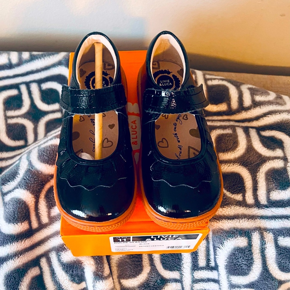 RUCHE CLASSIC Mary Jane
Black- Toddler Size 11- NEW- Still in box